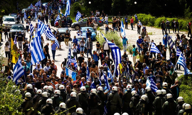 Συγκλονιστικές εικόνες από το Πισοδέρι Φλώρινας: H «ματωμένη σημαία» που έγινε σύμβολο των διαδηλωτών (Εικόνες-Βίντεο)